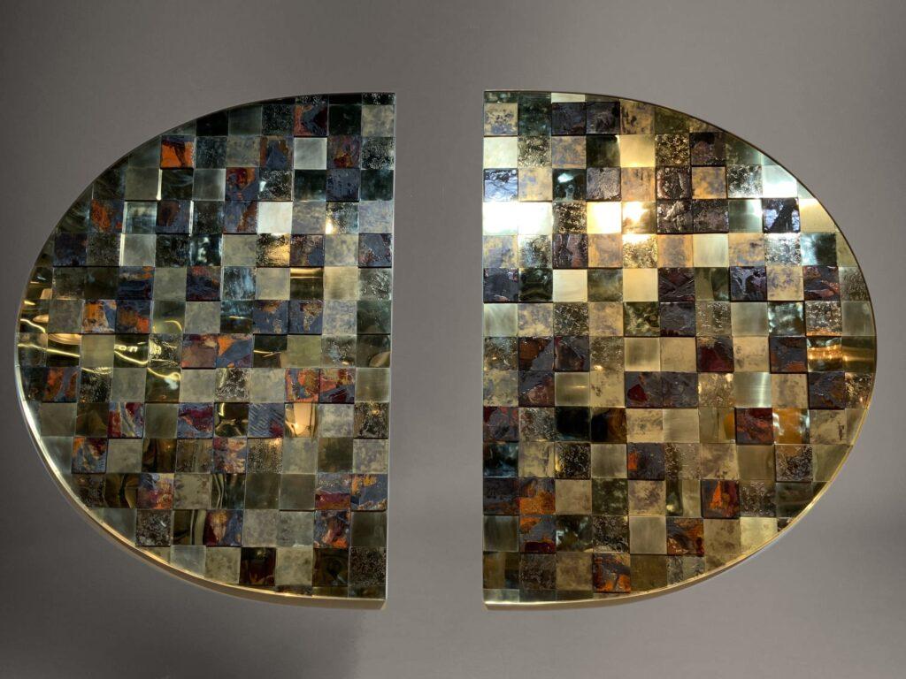 Panneau mural ovale laiton céramique Stéphane Lemeur composé de deux demi-ovales avec un damier en relief de carreaux de céramique et laiton travaillé.