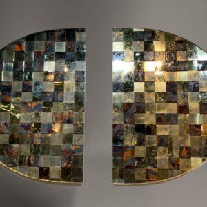 Panneau mural ovale laiton céramique Stéphane Lemeur composé de deux demi-ovales avec un damier en relief de carreaux de céramique et laiton travaillé.