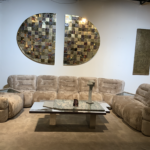 Vue d'ensemble du grand canapé modulable italien vintage restauré années 70, montrant ses 10 éléments disposés en une longue ligne.