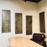 Ensemble de rares panneaux muraux oxydés patinés Pierre Sabatier 1970 en cuivre et étain, affichant des textures riches et des tons bruns et dorés. Demandez le prix.