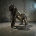 Vue de face pour l'achat d'une sculpture de gorille en bronze par Florence Jacquesson, montrant le regard puissant et la patine détaillée de l'animal assis.