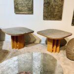 Paire de bouts de canapé design scandinave plateau pierre années 70, avec un piètement en placage de hêtre clair et un plateau en pierre veinée.