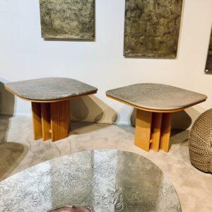 Paire de bouts de canapé design scandinave plateau pierre années 70, avec un piètement en placage de hêtre clair et un plateau en pierre veinée.