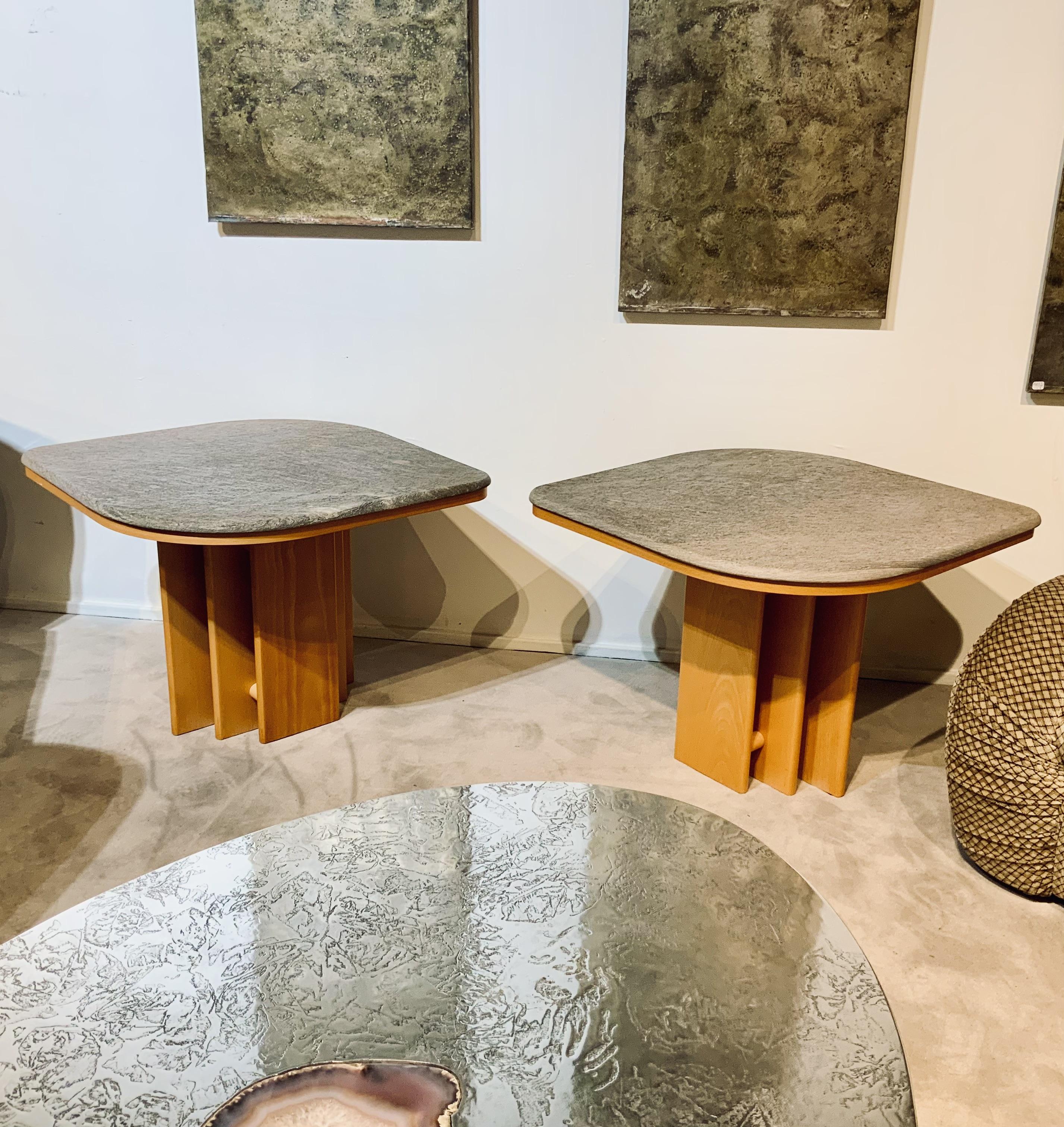 Paire de bouts de canapé design scandinave plateau pierre années 70, avec un piètement en placage de hêtre clair et un plateau en pierre veinée.