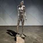 Statue ATHIS fonte d'aluminium Stéphane Le Meur, une sculpture grandeur nature d'un homme au visage serein, sur son socle en aluminium.