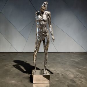 Statue ATHIS fonte d'aluminium Stéphane Le Meur, une sculpture grandeur nature d'un homme au visage serein, sur son socle en aluminium.