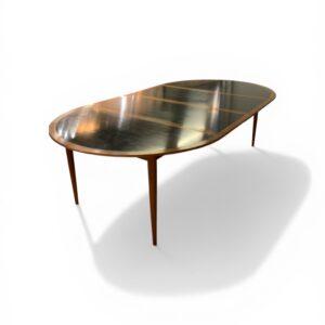 La table salle à manger danoise teck stratifié noir entièrement dépliée avec ses deux rallonges, prête à accueillir de nombreux convives.