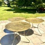 Lot de 3 tables bistrot anciennes avec plateaux en laiton rivetés et pieds tripodes