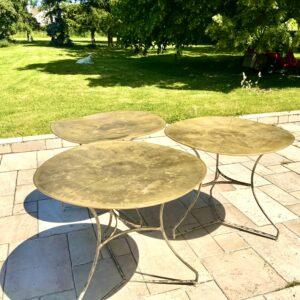 Lot de 3 tables bistrot anciennes avec plateaux en laiton rivetés et pieds tripodes