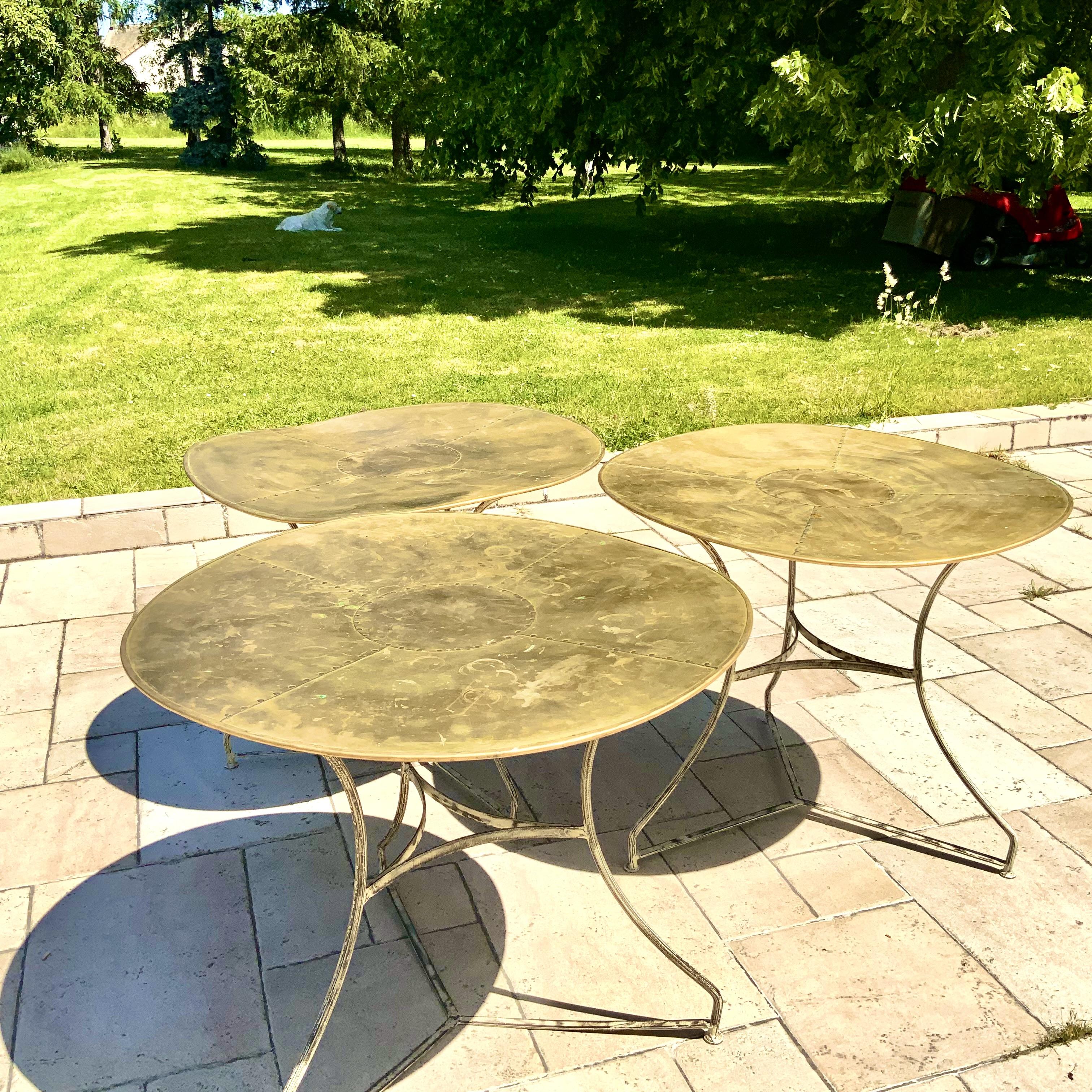 Lot de 3 tables bistrot anciennes avec plateaux en laiton rivetés et pieds tripodes