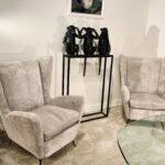 Paire de fauteuils Gio Ponti en velours bouclé blanc crème et pieds en laiton fuselé