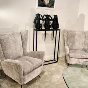 Paire de fauteuils Gio Ponti en velours bouclé blanc crème et pieds en laiton fuselé