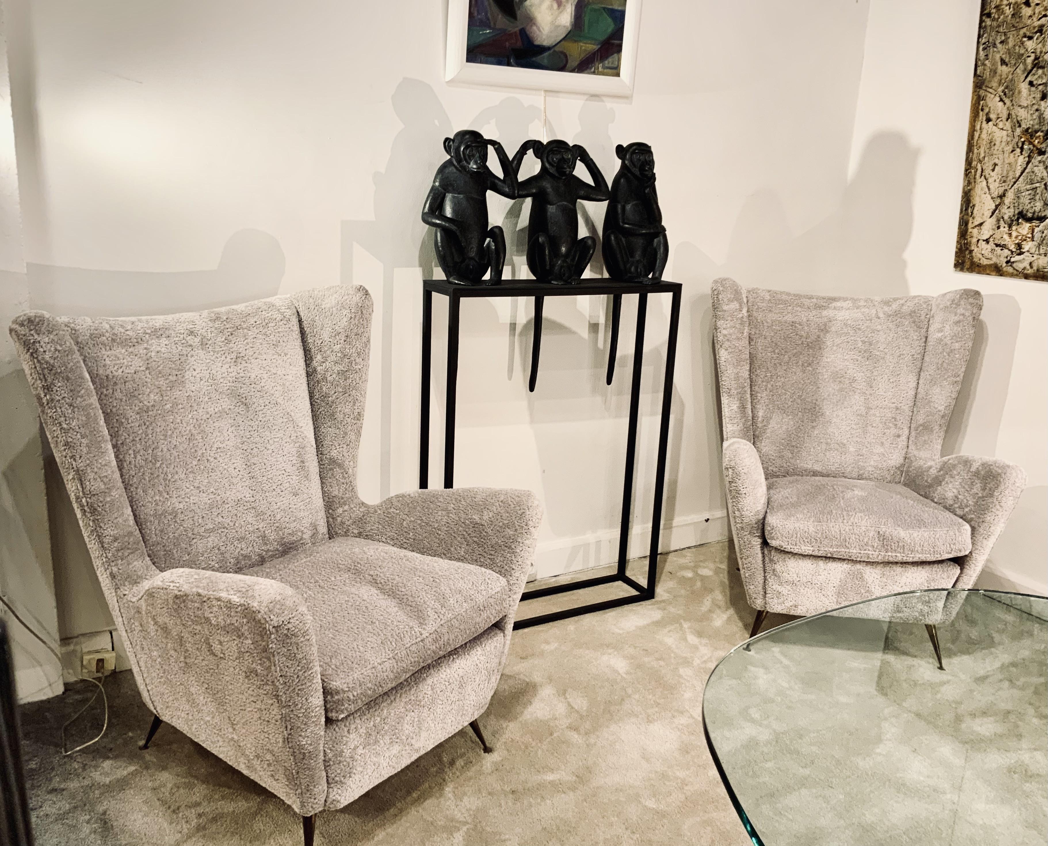 Paire de fauteuils Gio Ponti en velours bouclé blanc crème et pieds en laiton fuselé