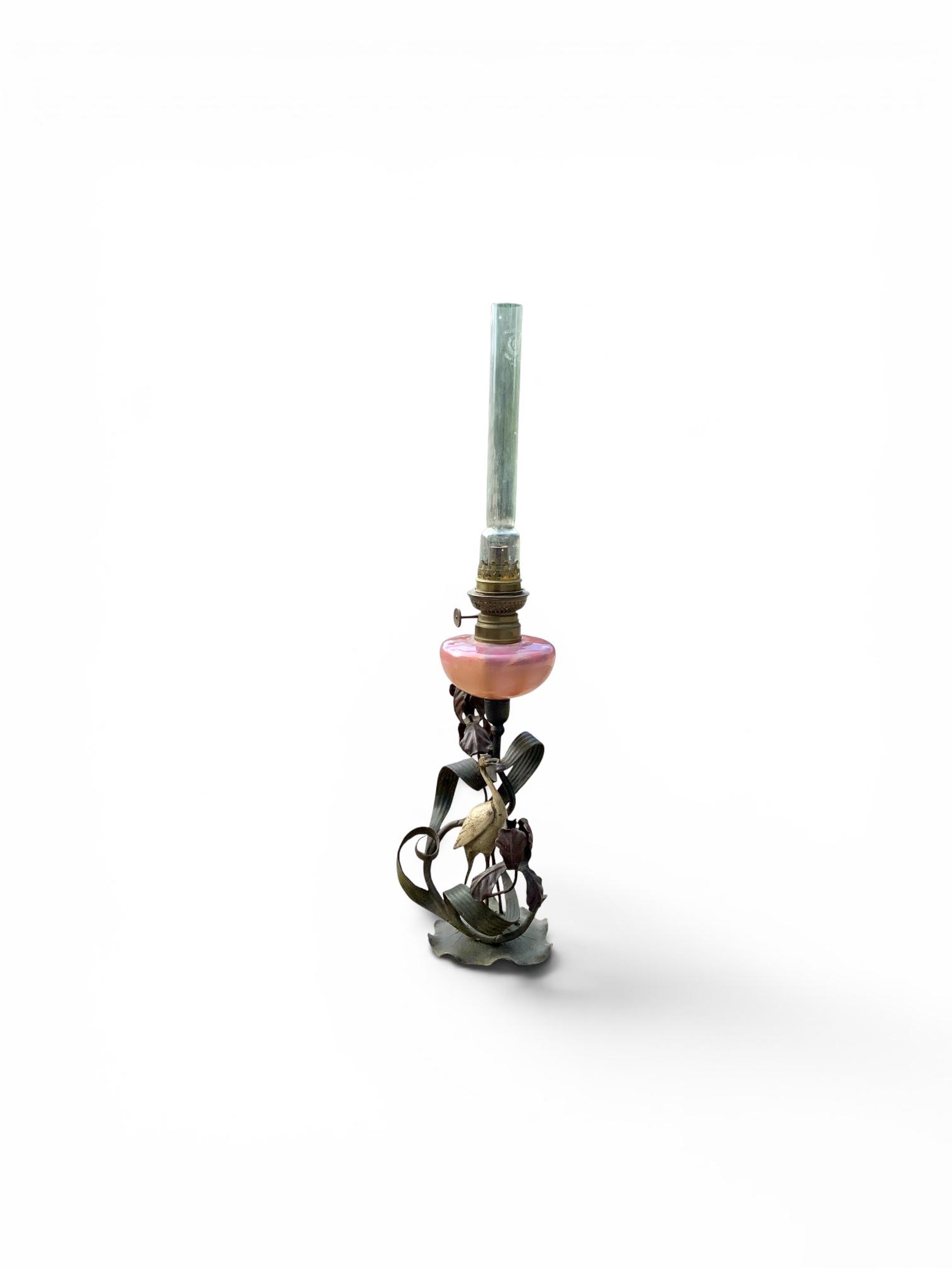 Lampe à pétrole Art Nouveau en bronze de Vienne représentant un héron et décor floral naturaliste