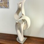 Sculpture abstraite originale en travertin taillé et poli réalisée par l'artiste Édouard Duthuillé