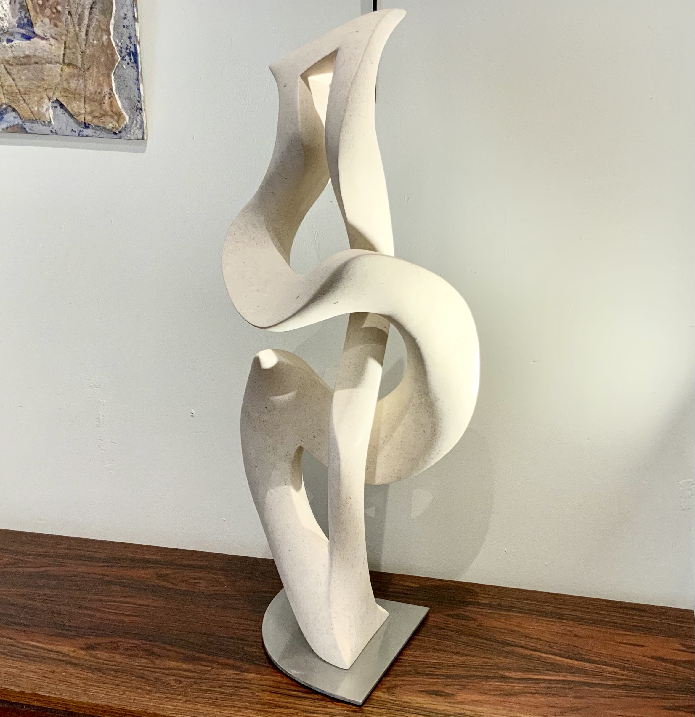 Sculpture abstraite originale en travertin taillé et poli réalisée par l'artiste Édouard Duthuillé