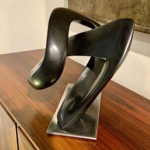 Sculpture abstraite en marbre noir de Mazy taillee et polie par l artiste Edouard Duthuille sur socle acier