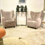 Paire de fauteuils bergeres scandinaves a oreilles en peau de mouton veritable par Mogens Lassen