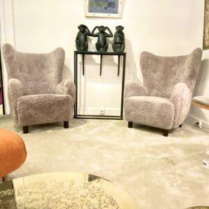 Paire de fauteuils bergeres scandinaves a oreilles en peau de mouton veritable par Mogens Lassen