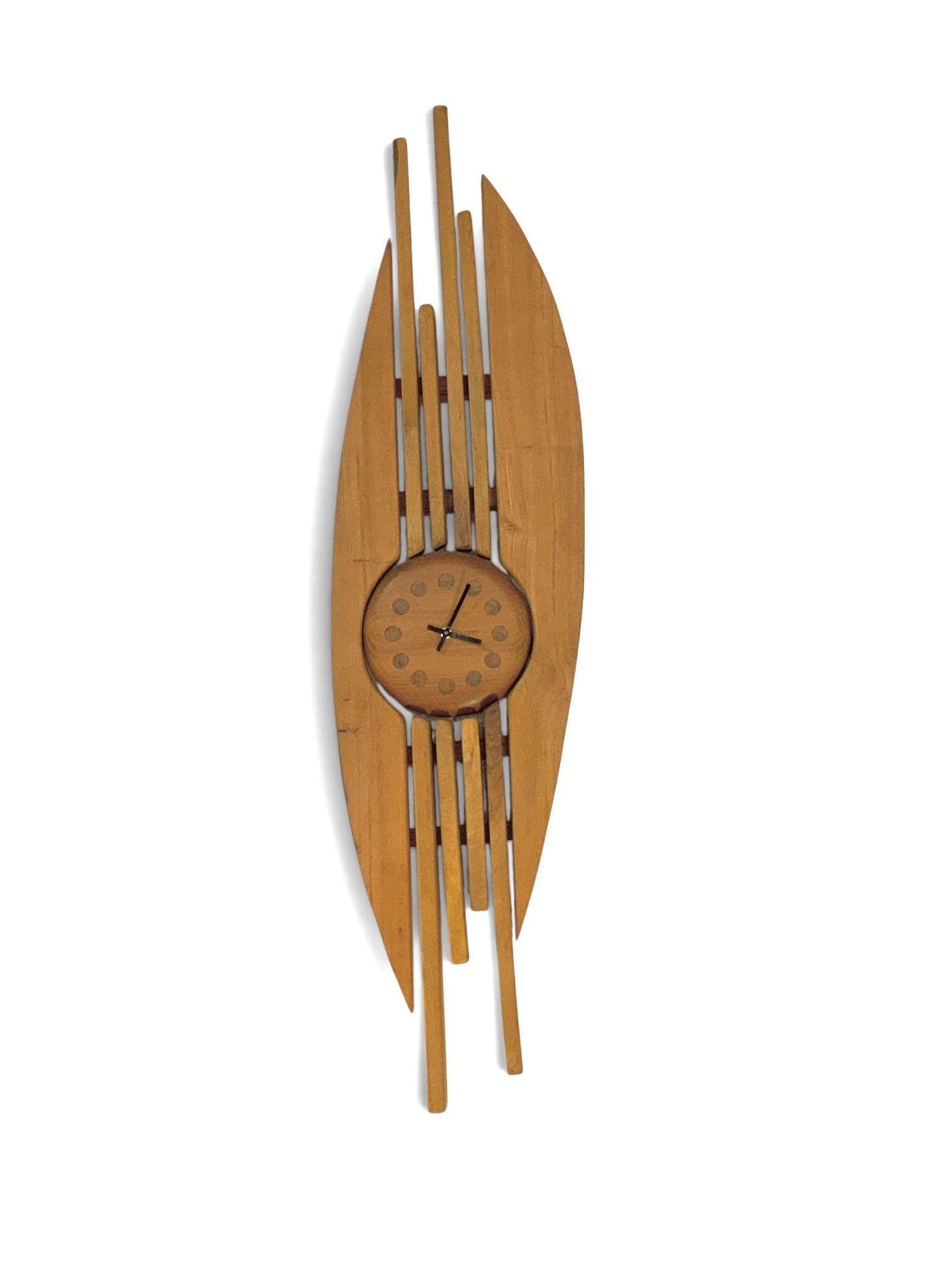 Pendule murale sculpture en teck massif design organique vintage des annees 1970