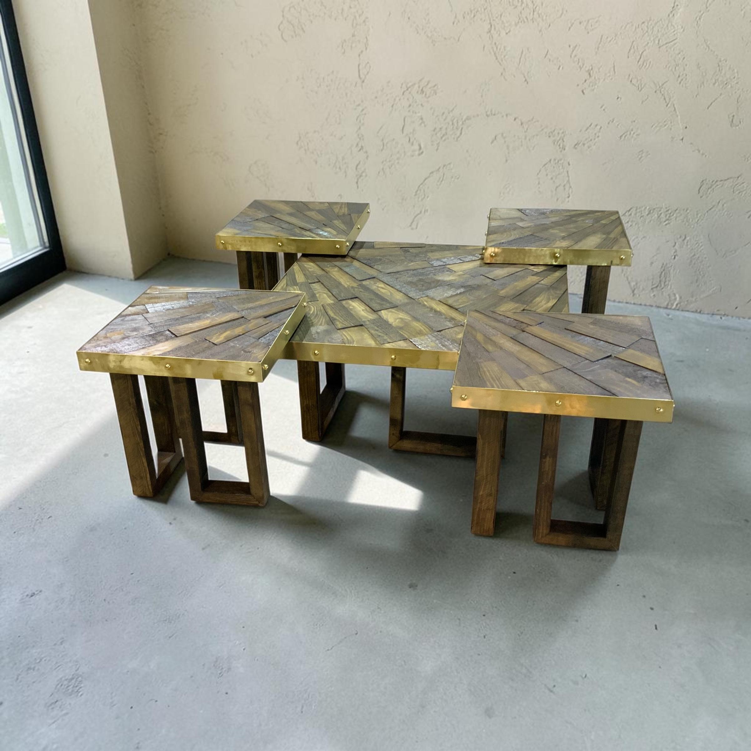 Ensemble de 5 tables basses et bouts de canapes gigognes en marqueterie de bois et laiton piece unique d artiste